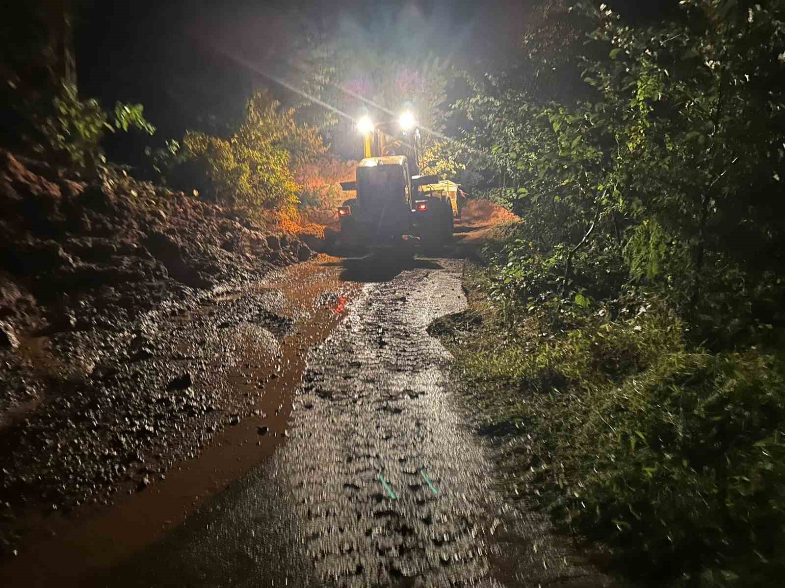 Rize'de aşırı yağıştan sonra sel ve heyelenlar oldu