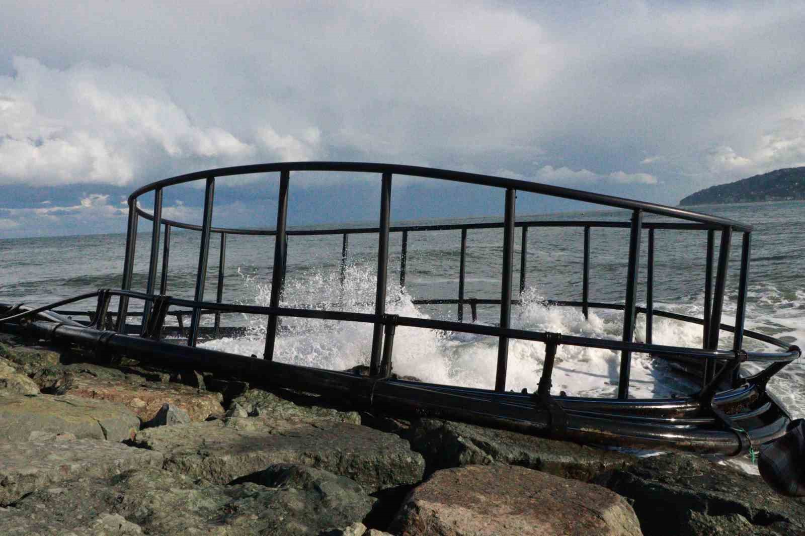 Rize'de Fırtına balıkçı kafeslerine zarar verdi