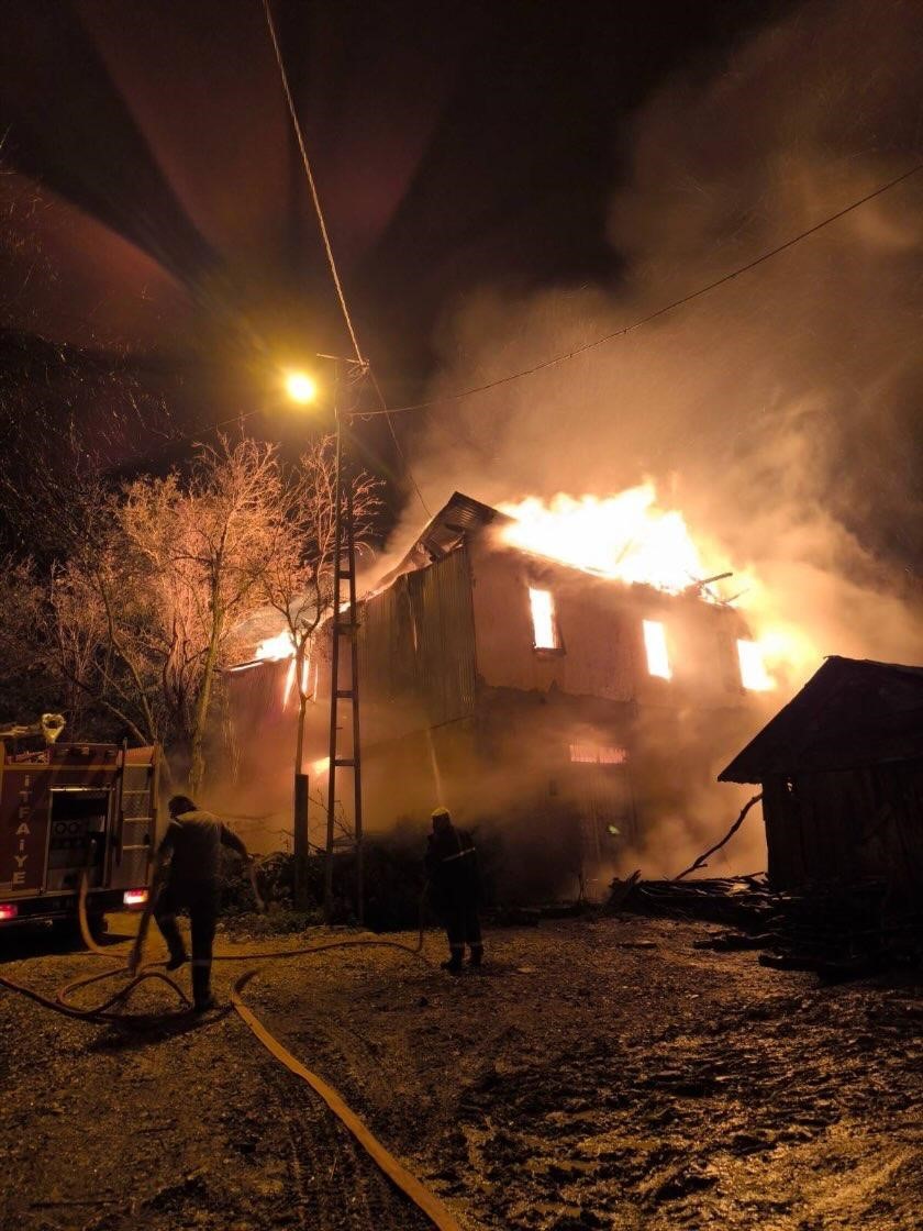 Kastamonu'da İki Katlı Ev Alevlere Teslim Oldu