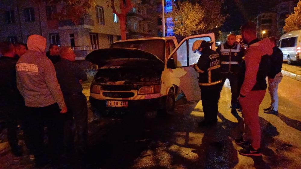 Çorum’da Park Halindeki Kamyonet Alev Aldı