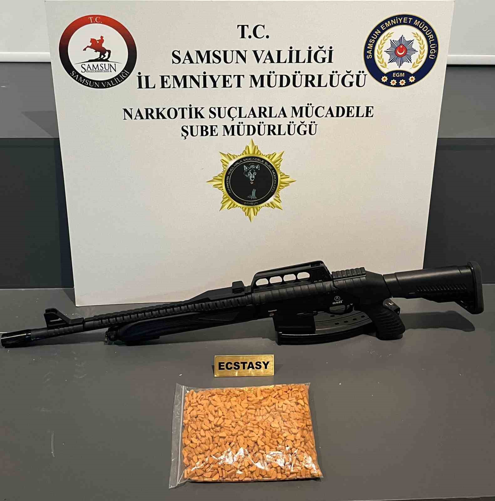 Samsun’da 3 Bin 300 Adet Extacy Uyuşturucuyla Yakalanan 2 Kişi Gözaltına Alındı