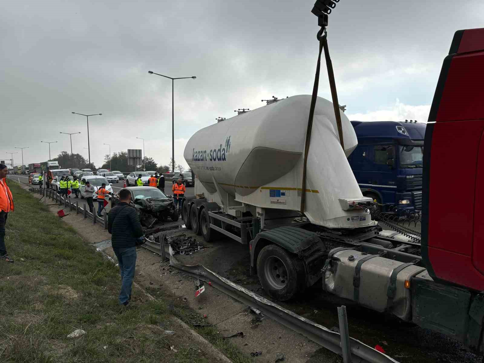 Tem’de Karşı Şeride Geçen Tanker Ortalığı Karıştırdı: 2 Yaralı