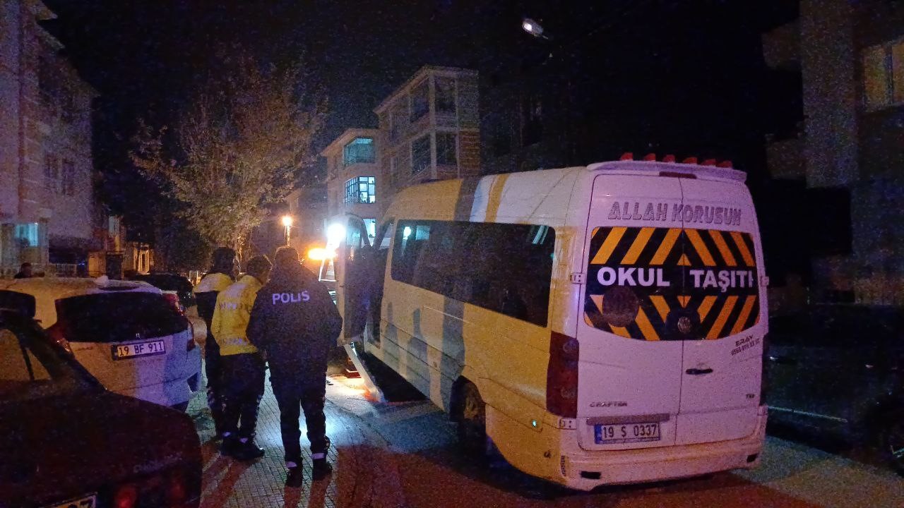 Çorum'da "dur" İhtarına Uymayan Sürücünün Minibüsü Otıoparka Çekildi: 45 Bin Lira Ceza Yazıldı