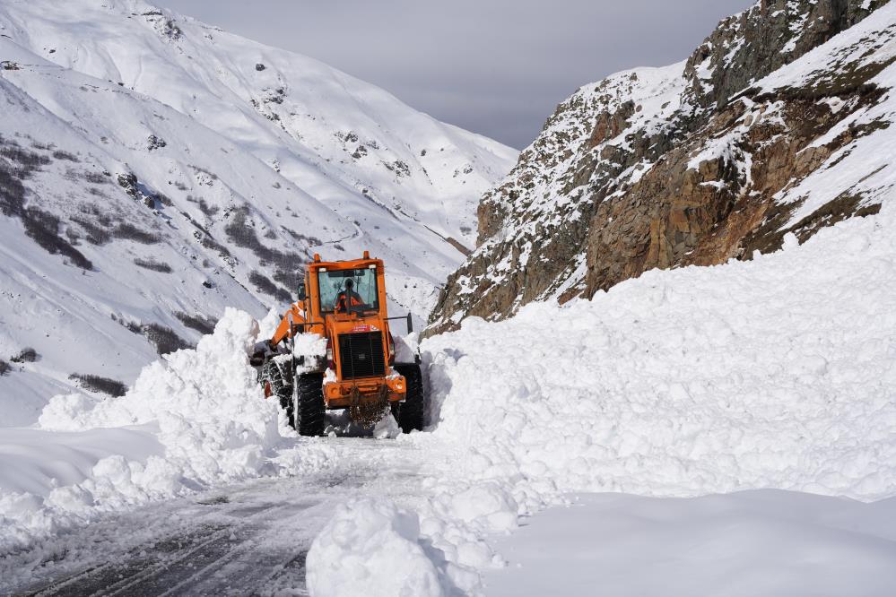 Rize'de 1 metre kar yağan yerin yolu açılıyor