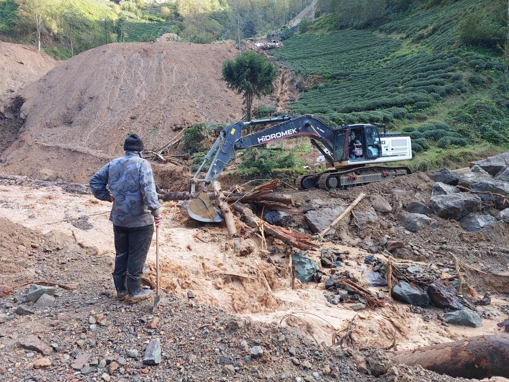 Rize'deki heyelandan sonra havalar açınca çalışmalar hız kazandı