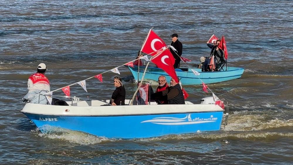 Rizeliler Cumhuriyeti Denize açılarak kayıklarla kutladı