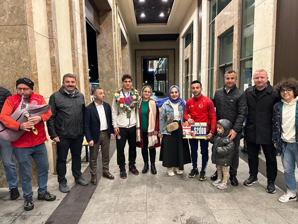 Dünya 3.’sü Boksör Alperen Yılmaz, Rize’de Tulumla Karşılandı