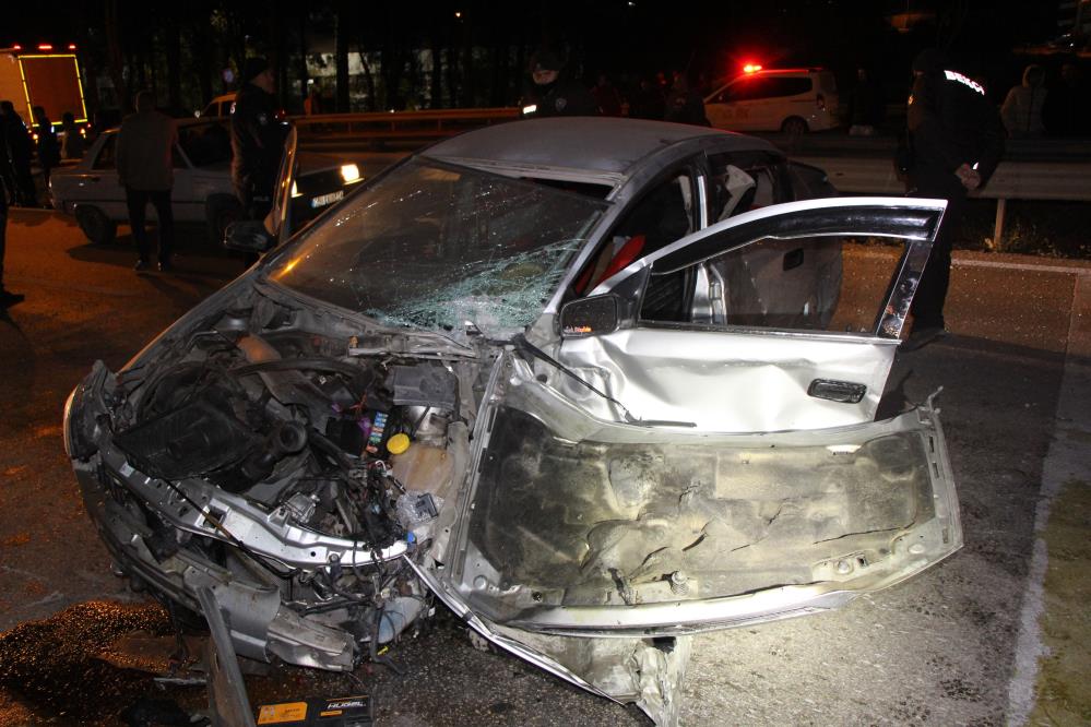 Amasya’da Kontrolden Çıkan Otomobil Duvara Çarptı: 3 Yaralı