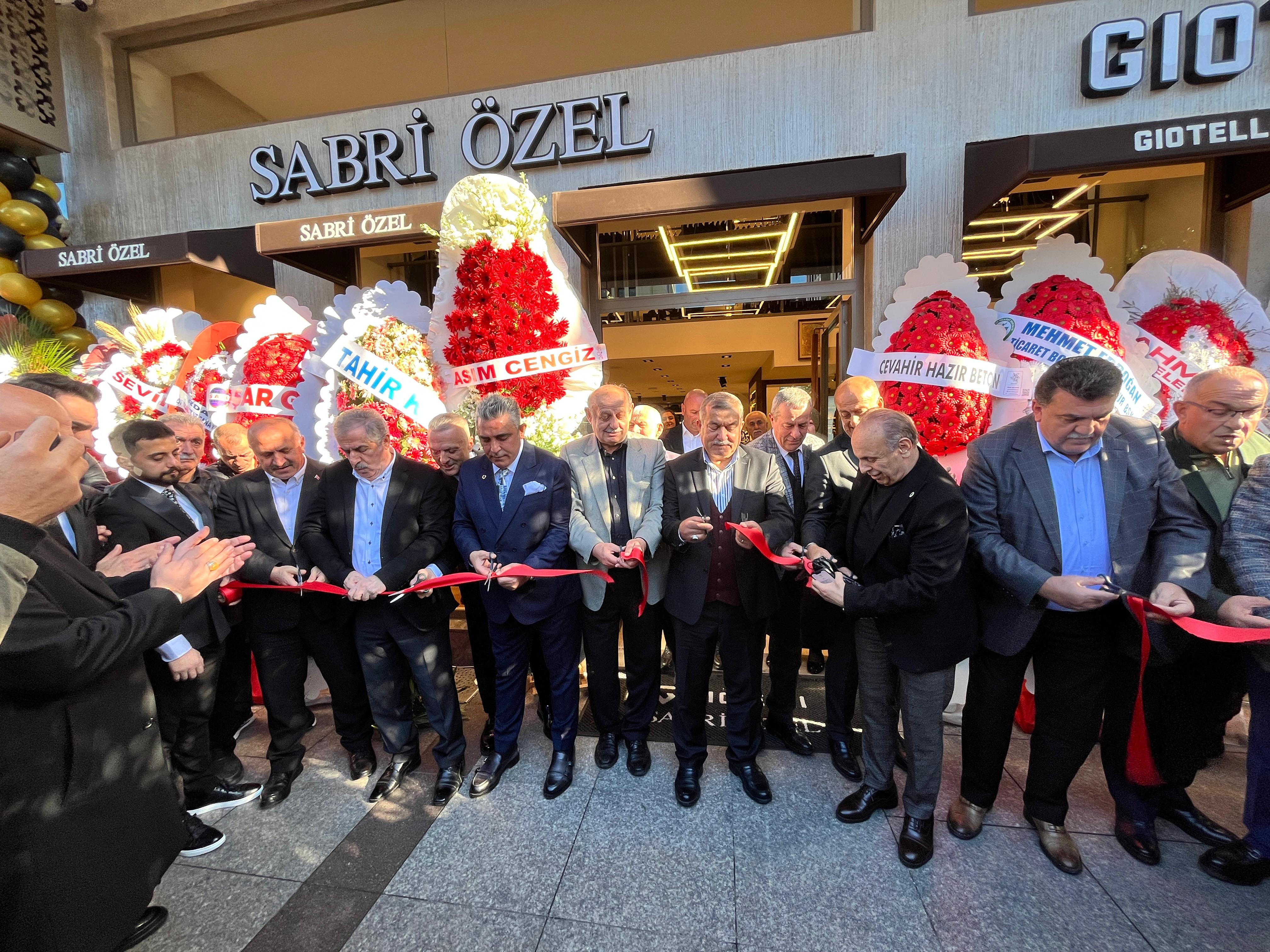 Sabri Özel Gıotellı , Rize’de Tevfik İleri Caddesi’nde Yeni Mağazasını Açtı