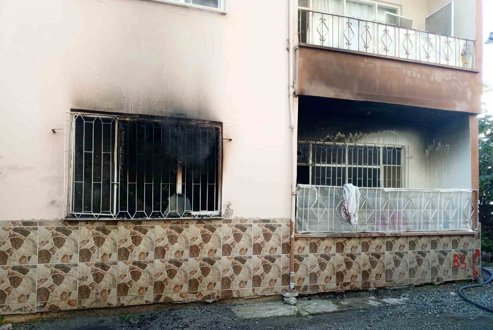 Bafra’da Yangın: 3 Katlı Binanın Giriş Katı Kullanılamaz Hale Geldi