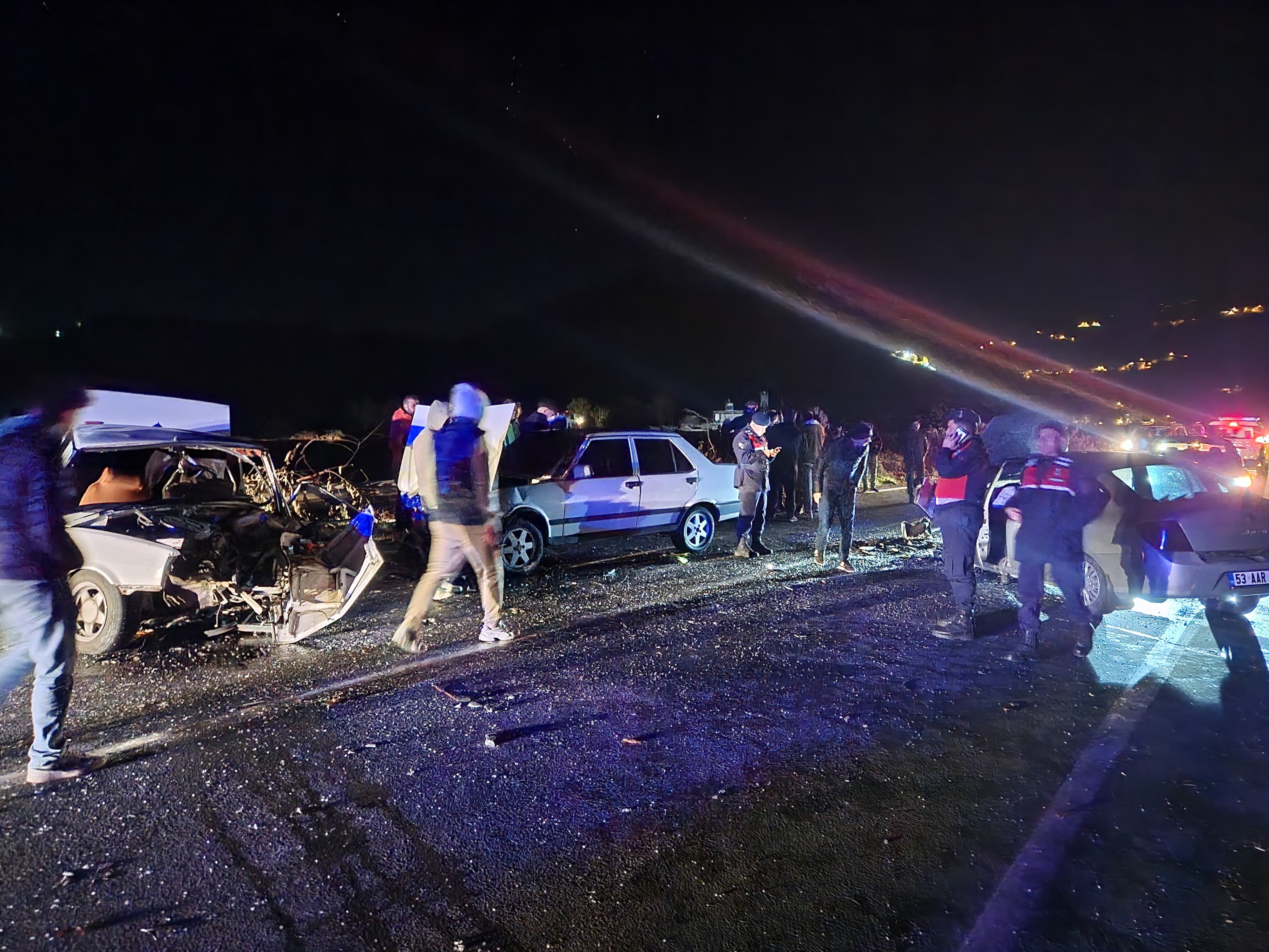 Rize’de Feci Kazada Araçlar Hurda Yığınına Döndü: 2 Ölü, 8 Yaralı