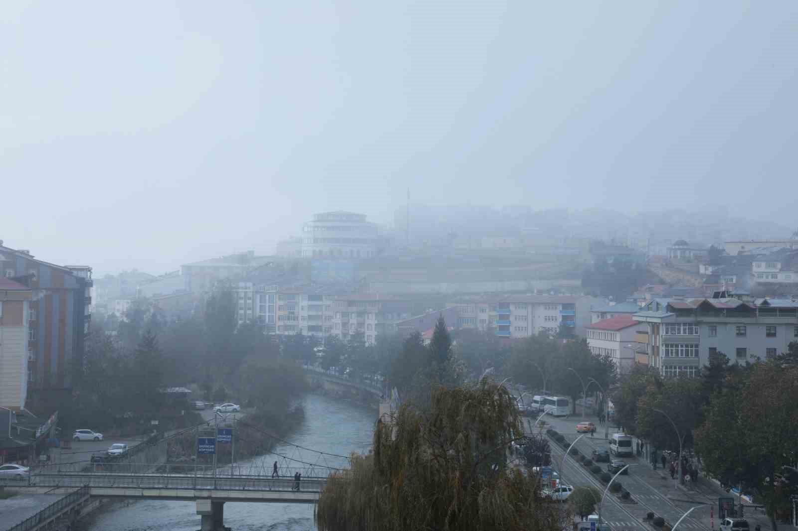 Bayburt'u sabah saatlerinde sis kapladı