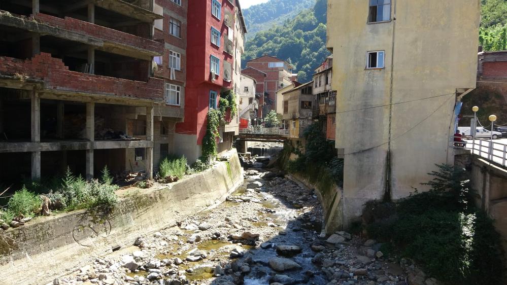 Doğu Karadeniz'de dere yatakları yanındaki binalar tehlike arz ediyor