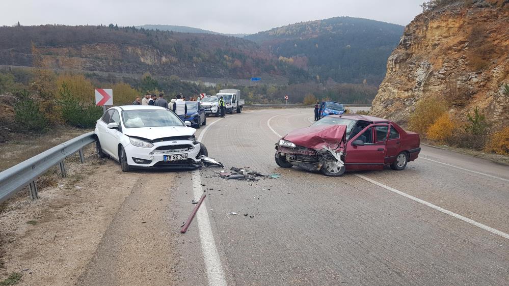 İki Otomobilin Çarpıştığı Kazada 8 Kişi Yaralandı