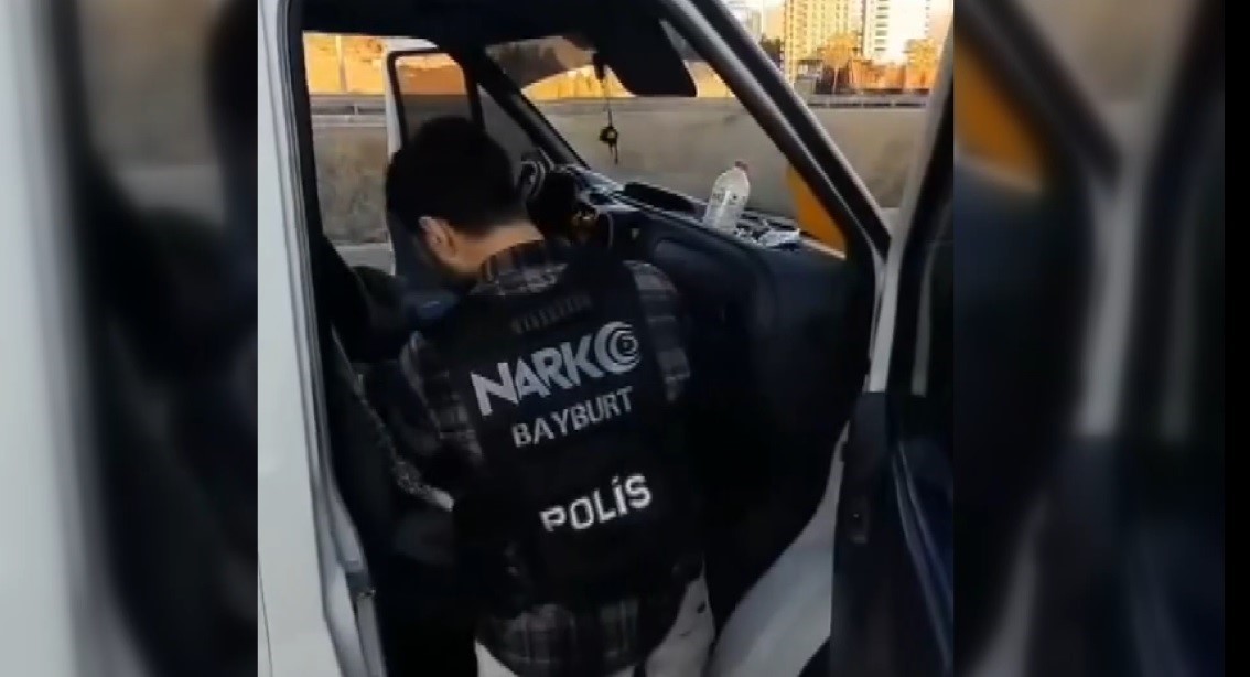 Bayburt’ta Arama Yapılan Araçta Bir Miktar Metamfetamin Ele Geçirildi