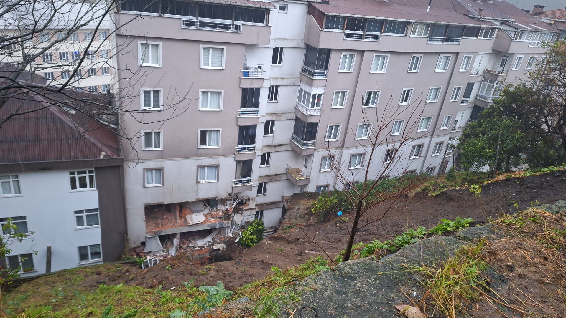 Rize'de Facia , göçük altına kalan evde 1 kişi hayatını kaybetti