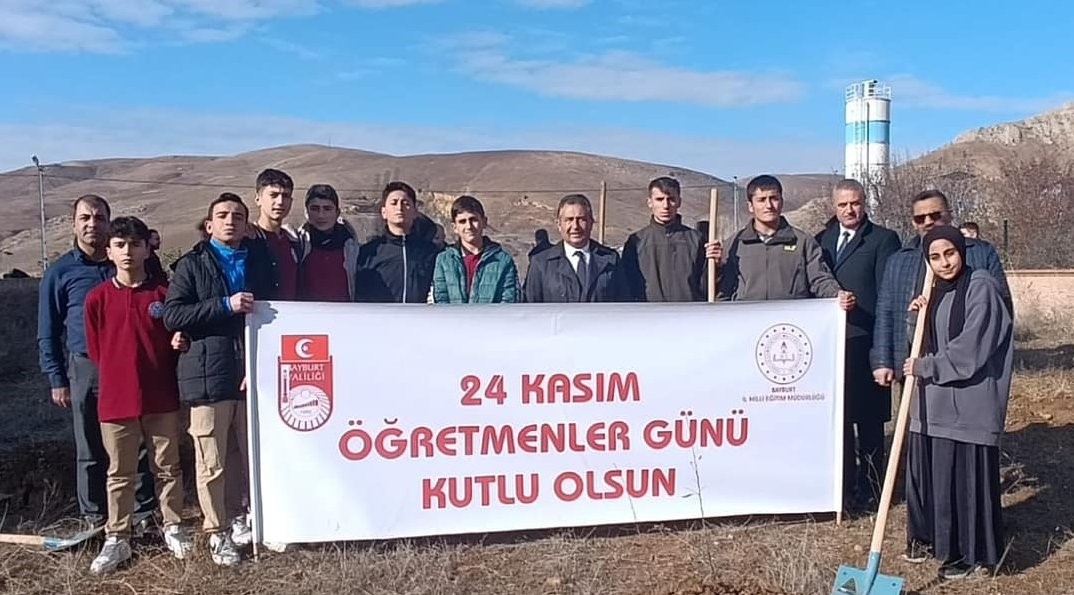 Bayburt'ta Öğrenciler Fidanları Toprakla Buluşturdu
