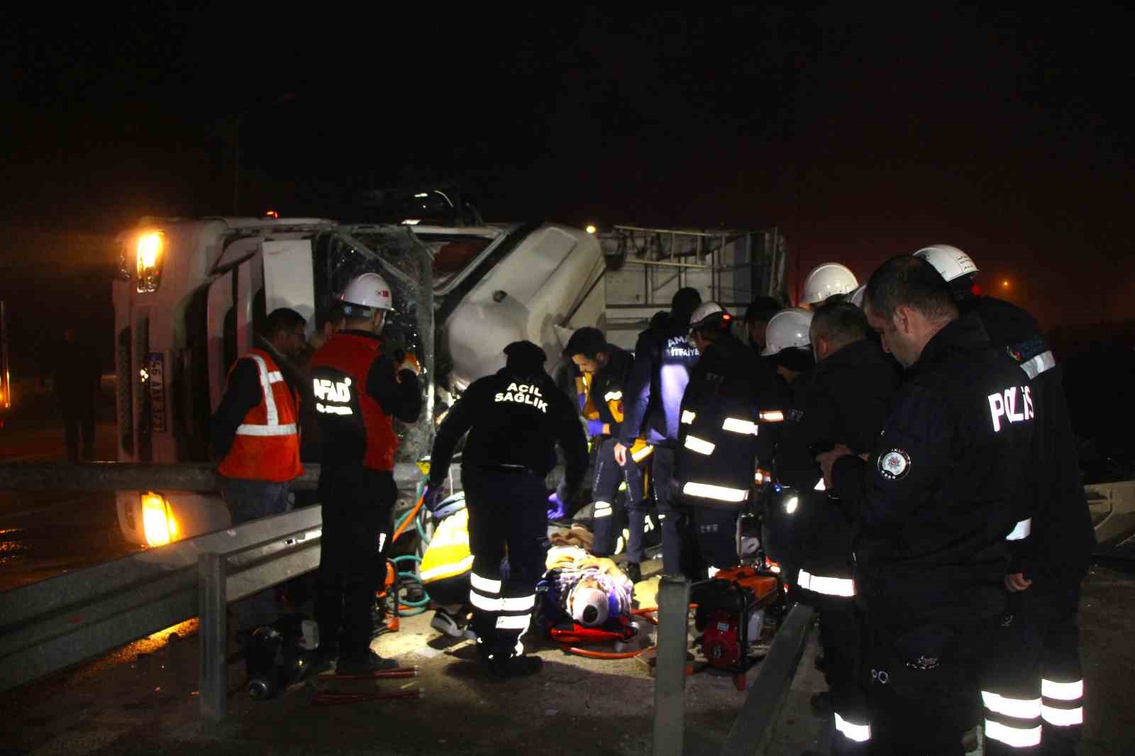 AMASYA’DA HURDA YÜKLÜ TIR DEVRİLDİ, ARAÇTA SIKIŞAN SÜRÜCÜYÜ EKİPLER KURTARDI
