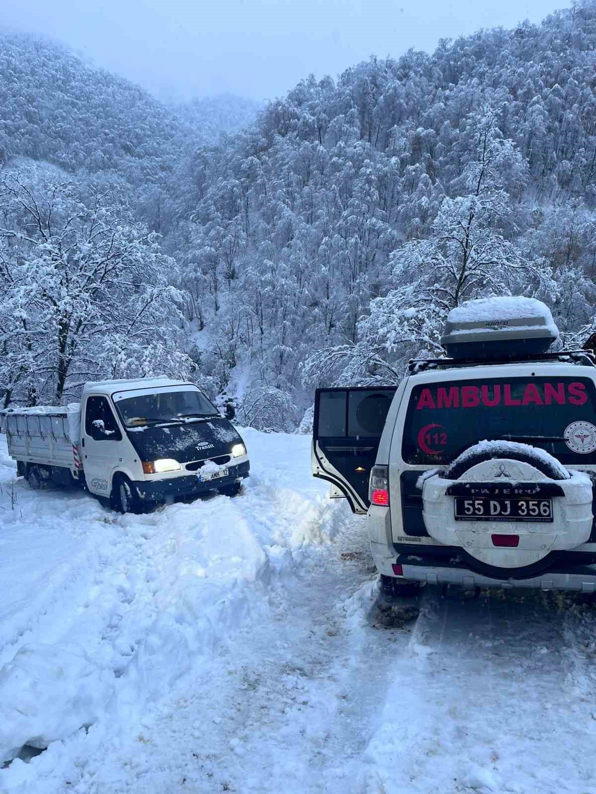 Samsun'da Yolda Mahsur Kalan 4 Kişiyi Umke Kurtardı