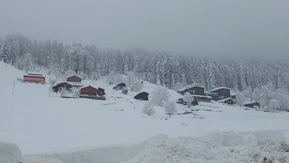 Ayder Yaylası’nda Kar Kalınlığı 1 Metreye Yaklaştı , Kart postallık görüntüler oluştu