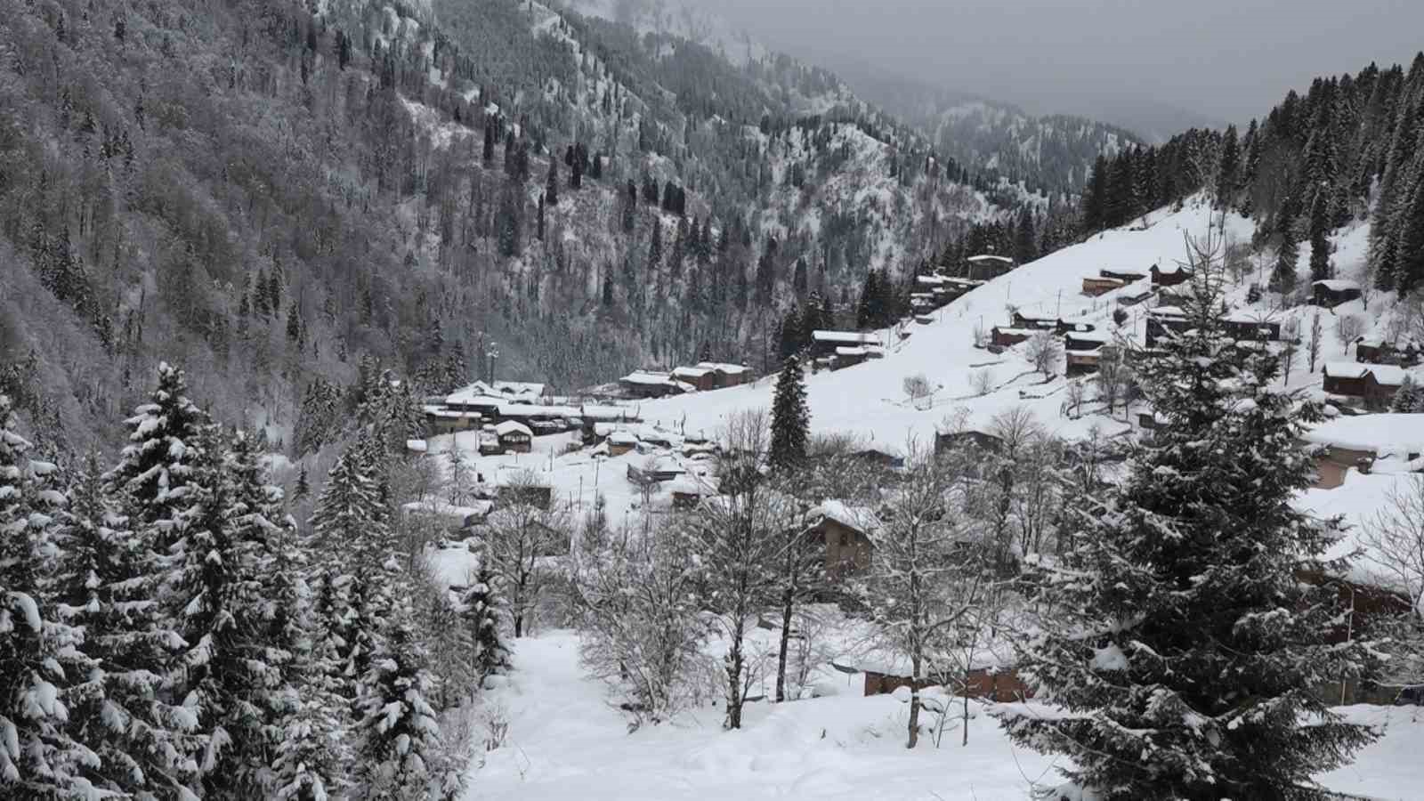 Türkiyen'in Davosu Ayder'de , Kar yağışı hem ziyaretçileri hemde işletmecileri mutlu etti