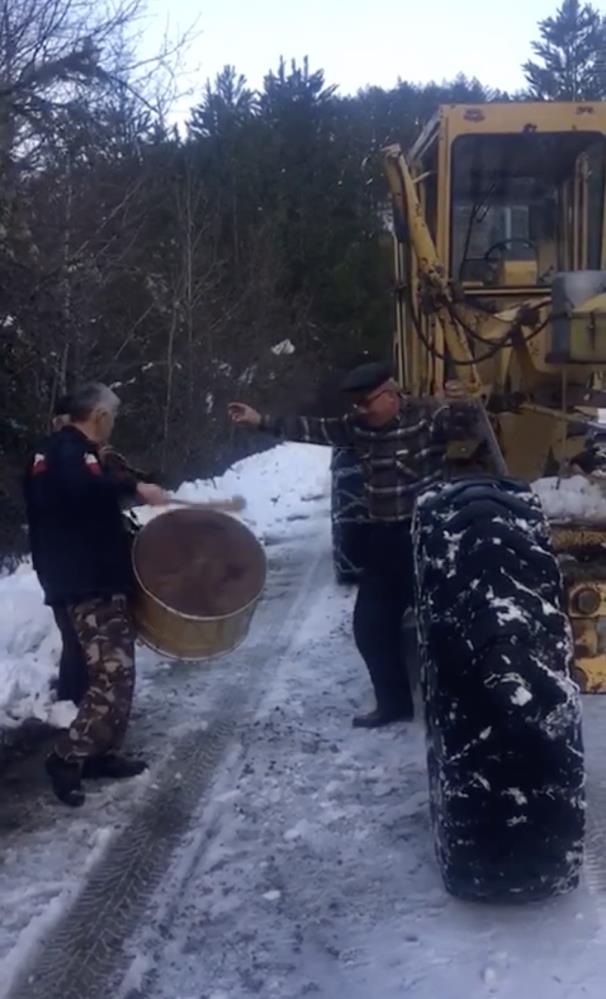 Kastamonu'da Köylerinin Yolunu Açan İş Makinesi Operatörünü Davul, Zurnayla Karşıladılar