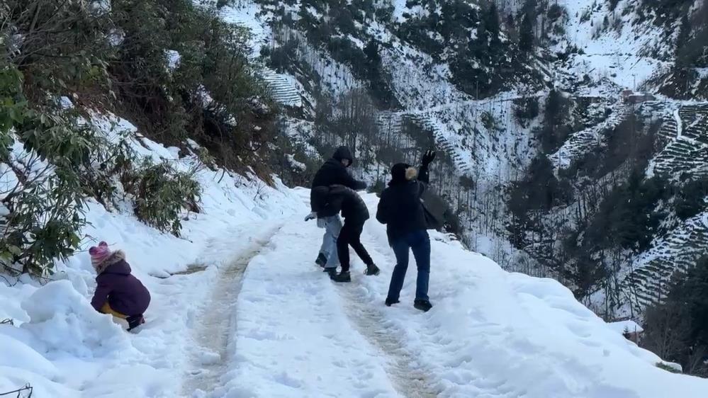 Handüzü Yaylası'nda Kar Büyüsü: Vatandaşlar Hafta Sonunu Beyaz Cennette Geçirdi