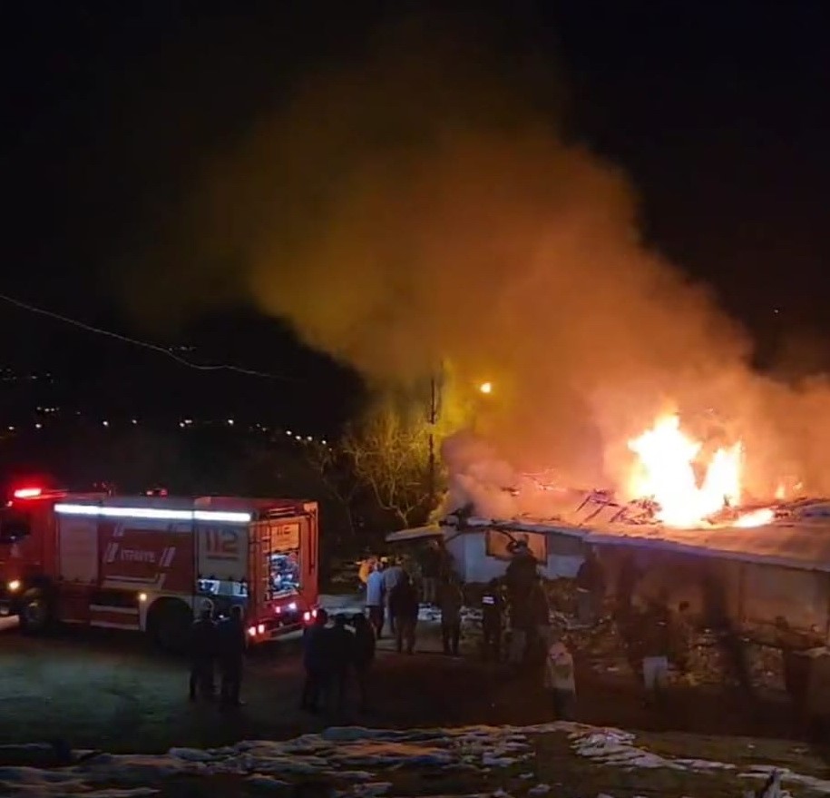 Samsun'da Ahşap Yapı Alevlere Teslim Oldu