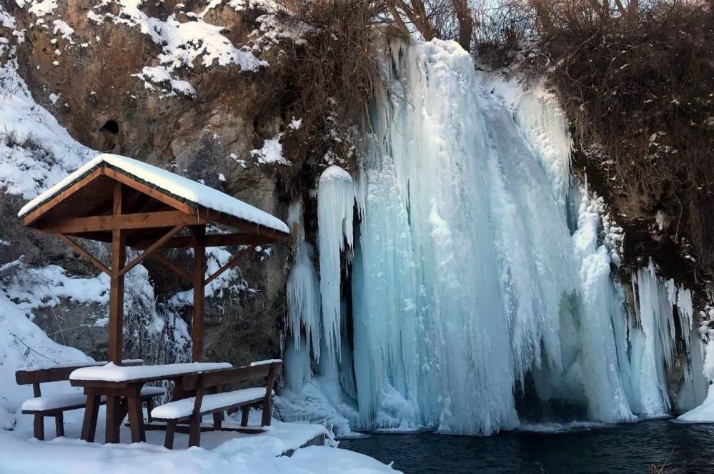 Bayburt’ta Sırakayalar Şelalesi Buz Tuttu