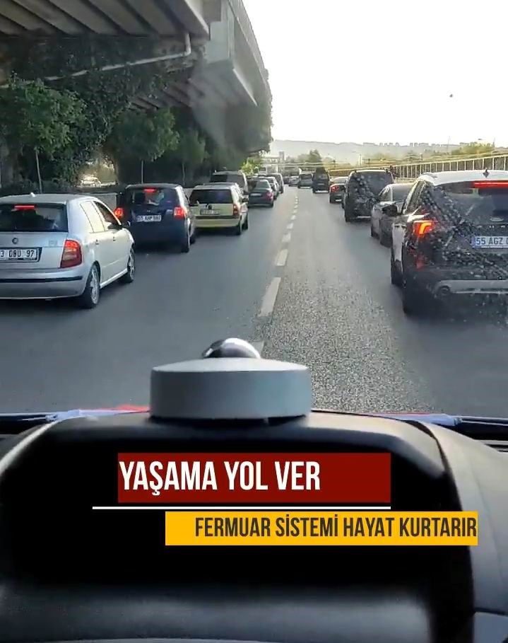 Samsun’da Sürücüler, ’fermuar Sistemi’ İle Ambulansa Yol Verdi