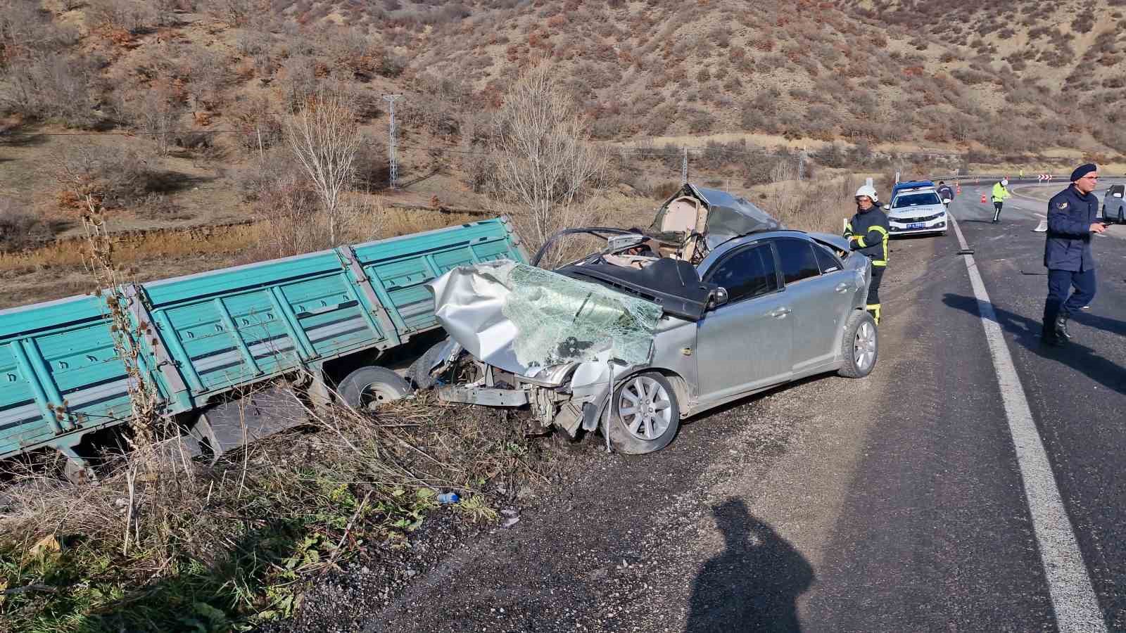 Çorum’da Kamyonla Çarpışan Otomobil Hurdaya Döndü, 2 Kişi Öldü