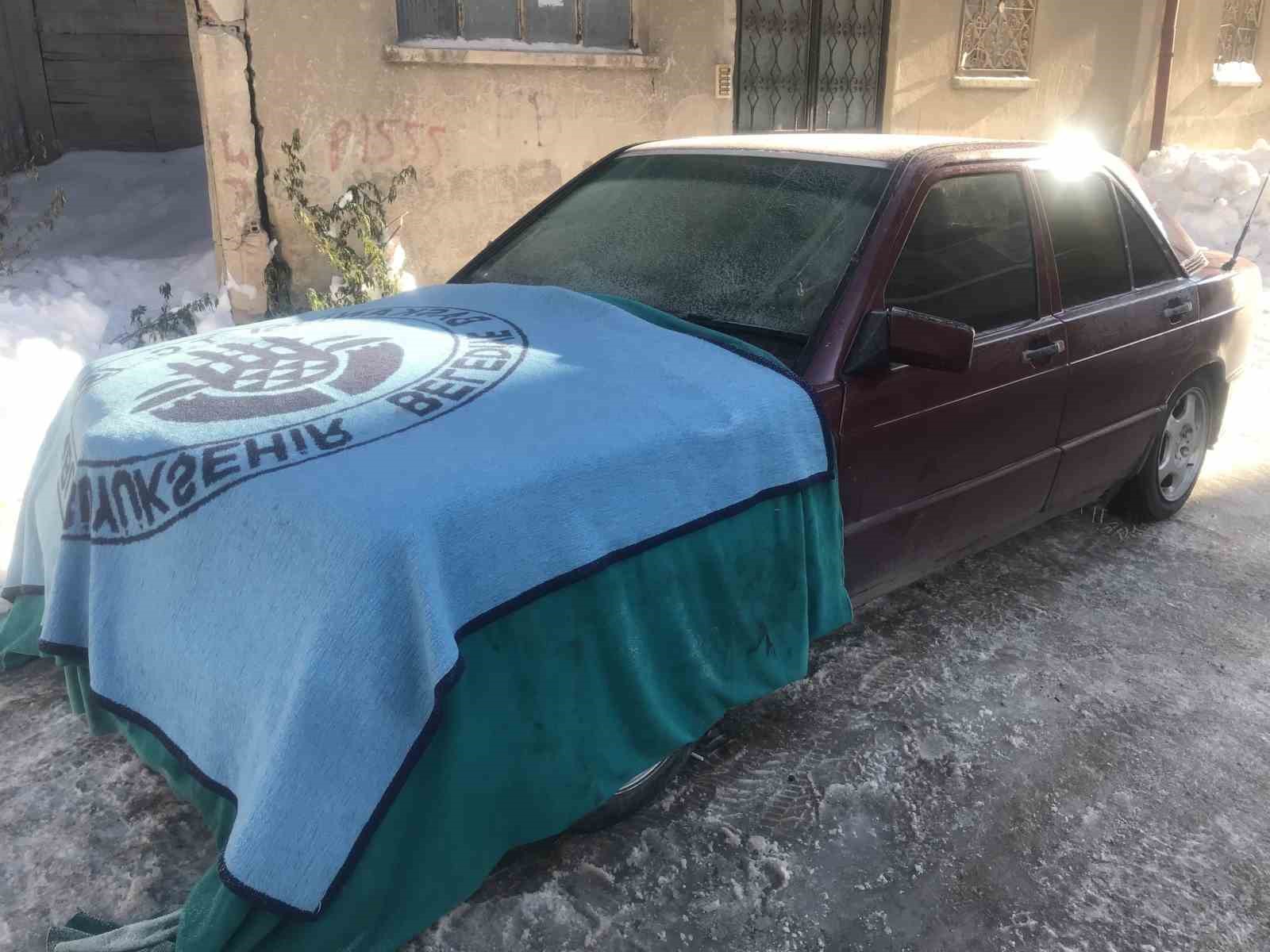 Bayburtlular Eksi 15 Derecede Araçlarını Battaniye Ve Halıyla Koruyorlar