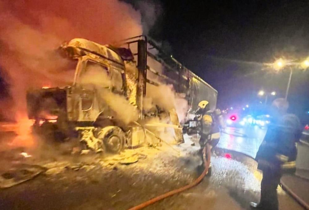KOCAELİ’NİN ÇAYIROVA İLÇESİNDE SEYİR HALİNDEYKEN ALEV ALAN BİR TIR, KULLANILAMAZ HALE GELDİ