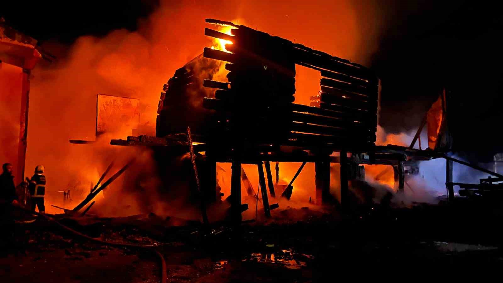Kastamonu'da Alevlere Teslim Olan Ahşap Ev Küle Döndü