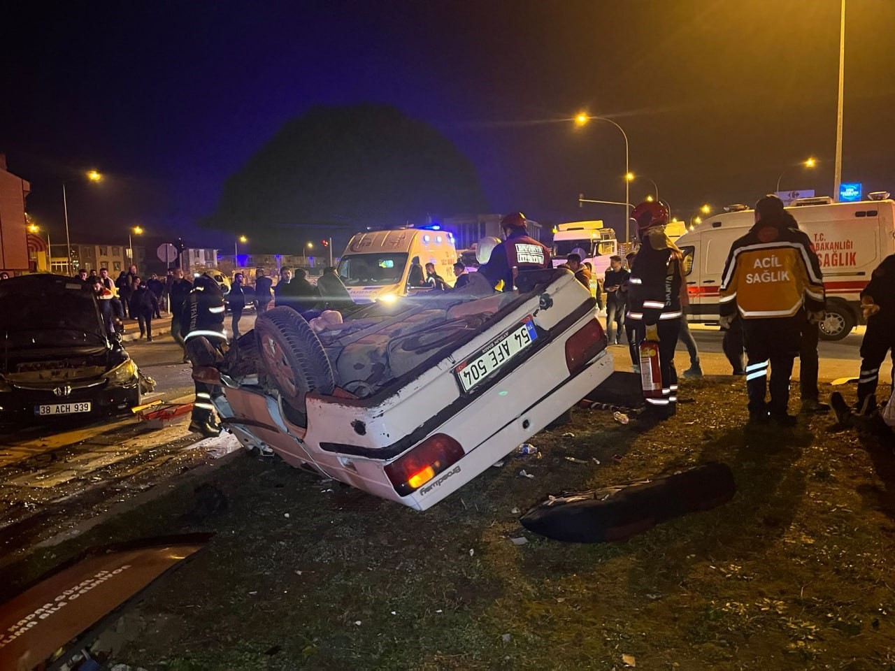 Sakarya’da Kavşakta İki Otomobil Çarpıştı, Biri Takla Attı: 1’i Ağır 4 Yaralı