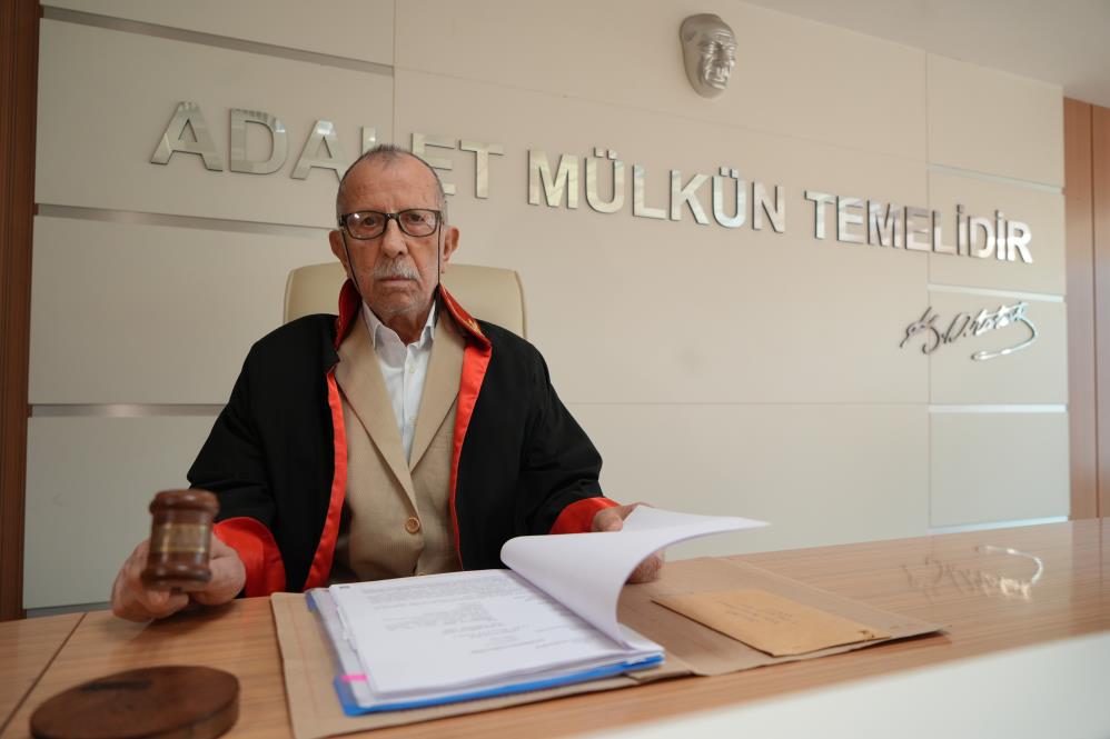 87 Yaşındaki Huzurevi Sakininin ’hakimlik’ Hayali Gerçek Oldu: Cübbe Giydi, Dava Yönetti