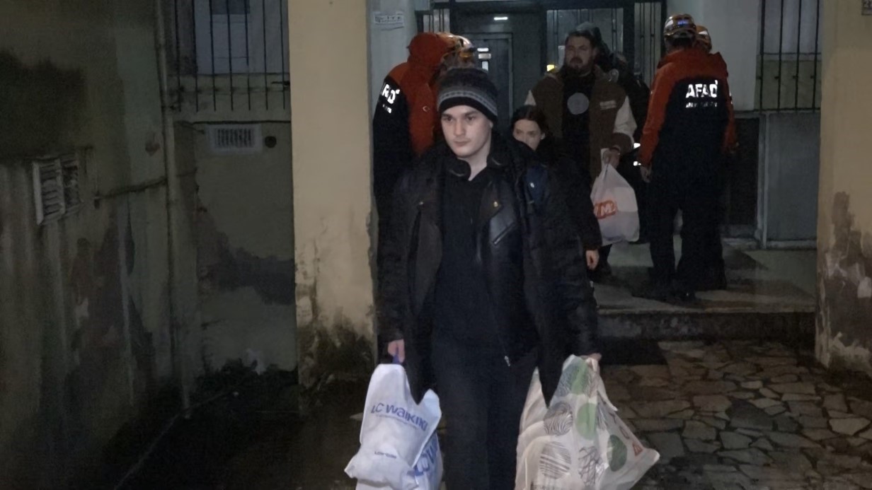 Rize'de Fırtınada Sallanan Kordon Apartmanı İçin Yıkım Kararı