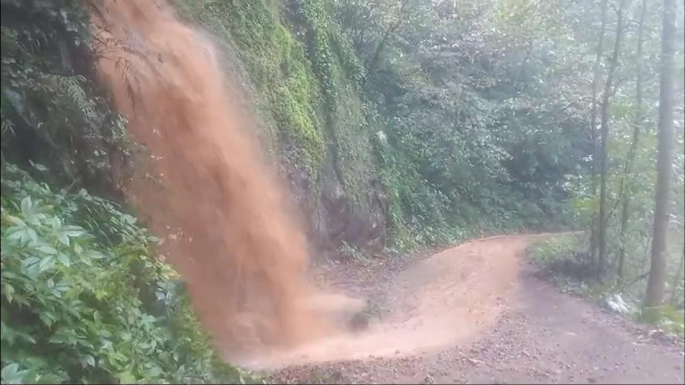 Rize’de Heyelanda Taş Duvarın Yıkıldığı Anlar Kamerada