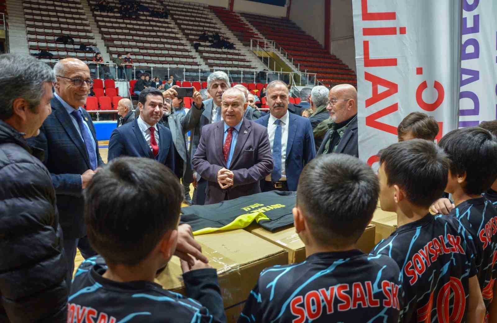 Bolu’da 33 Spor Kulübüne Yüzlerce Malzeme Dağıtıldı