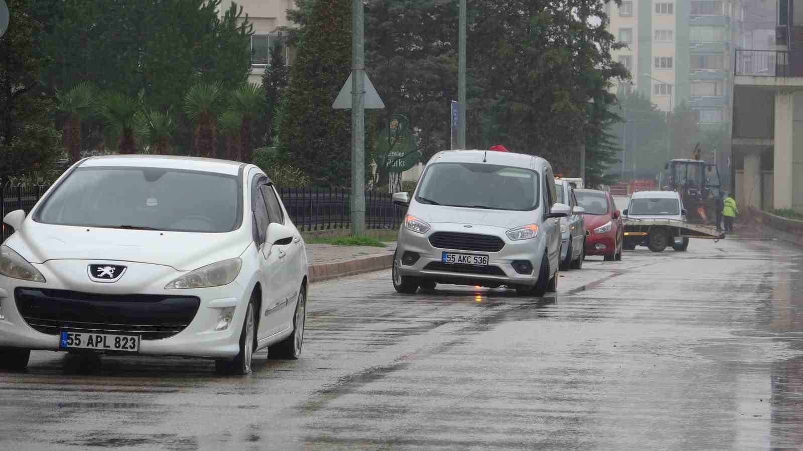 Çukura Düşen 20’ye Yakın Aracın Tekerleri Patladı