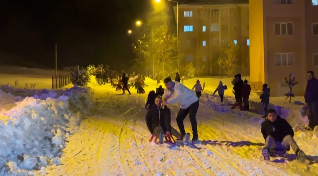Bayburt'ta Buz Gibi Havada Kızak Kayıp, Halay Çekerek Eğlendiler