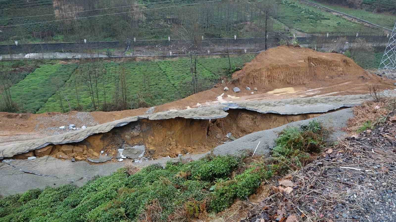 Rize Derepazarı'nda Heyelan: 4 Köye Ulaşım Sağlayan Yol Kapandı