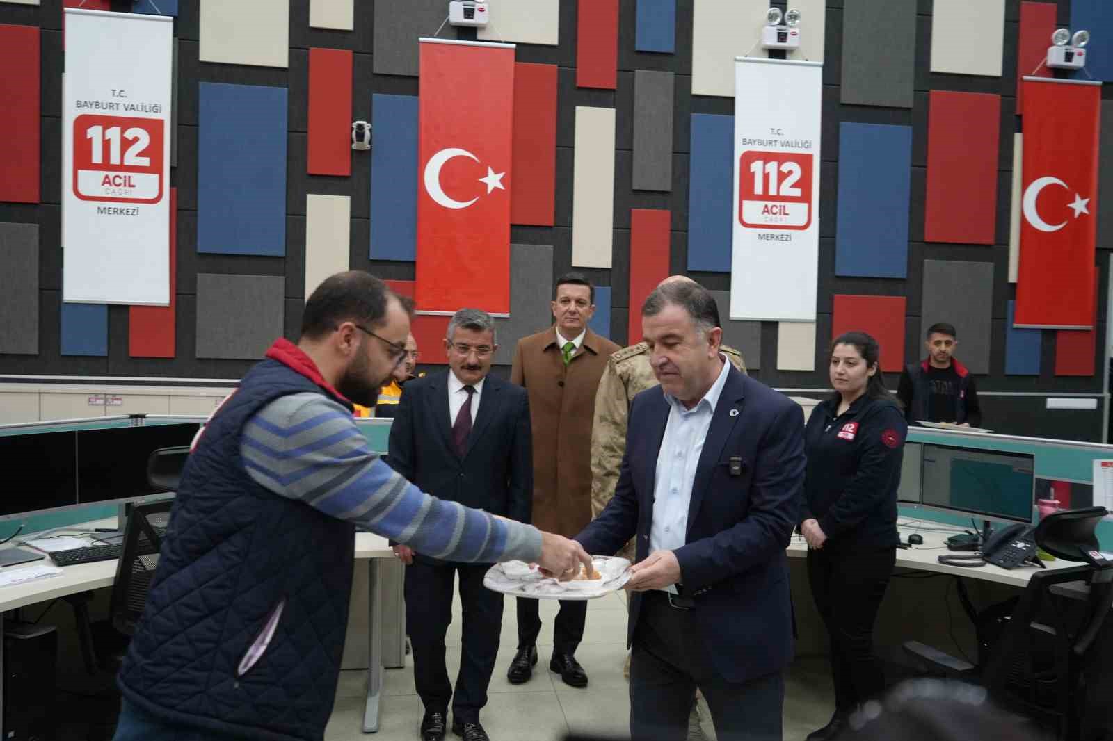 Bayburt’ta Yeni Yıla Görevi Başında Giren Güvenlik Güçleri Ve Sağlık Çalışanları Unutulmadı