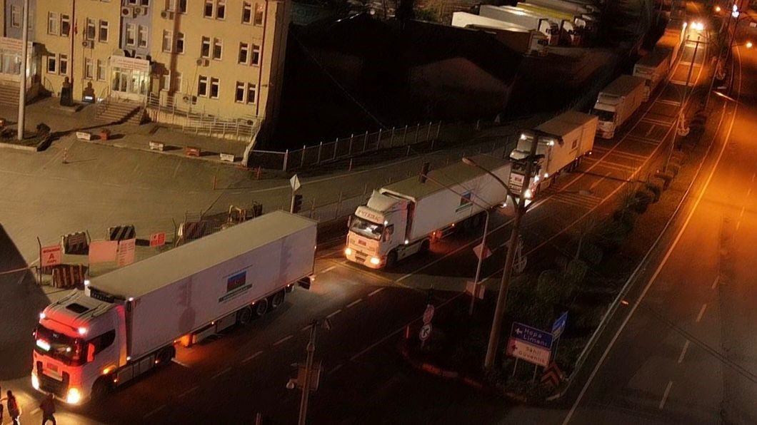 Bakü’den Çıkan Yardım Tırları Türkiye Üzerinden Suriye’ye Gidiyor
