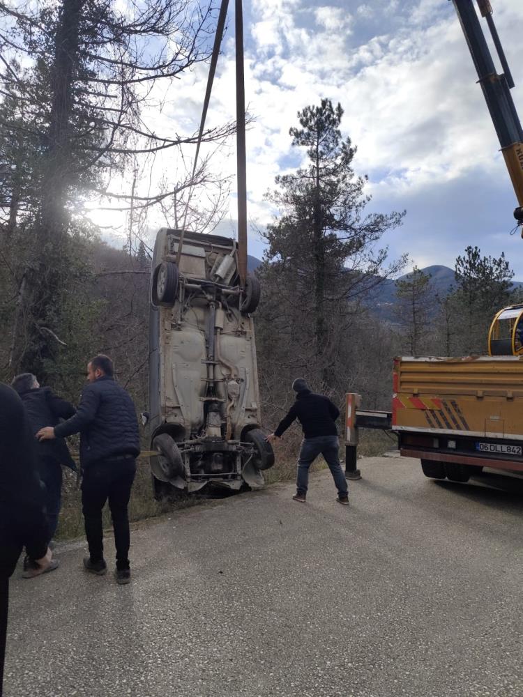 Kastamonu’da Fiat-tofaş Marka Otomobil, 20 Metre Şarampole Yuvarlandı, Sürücüsü Yaralandı