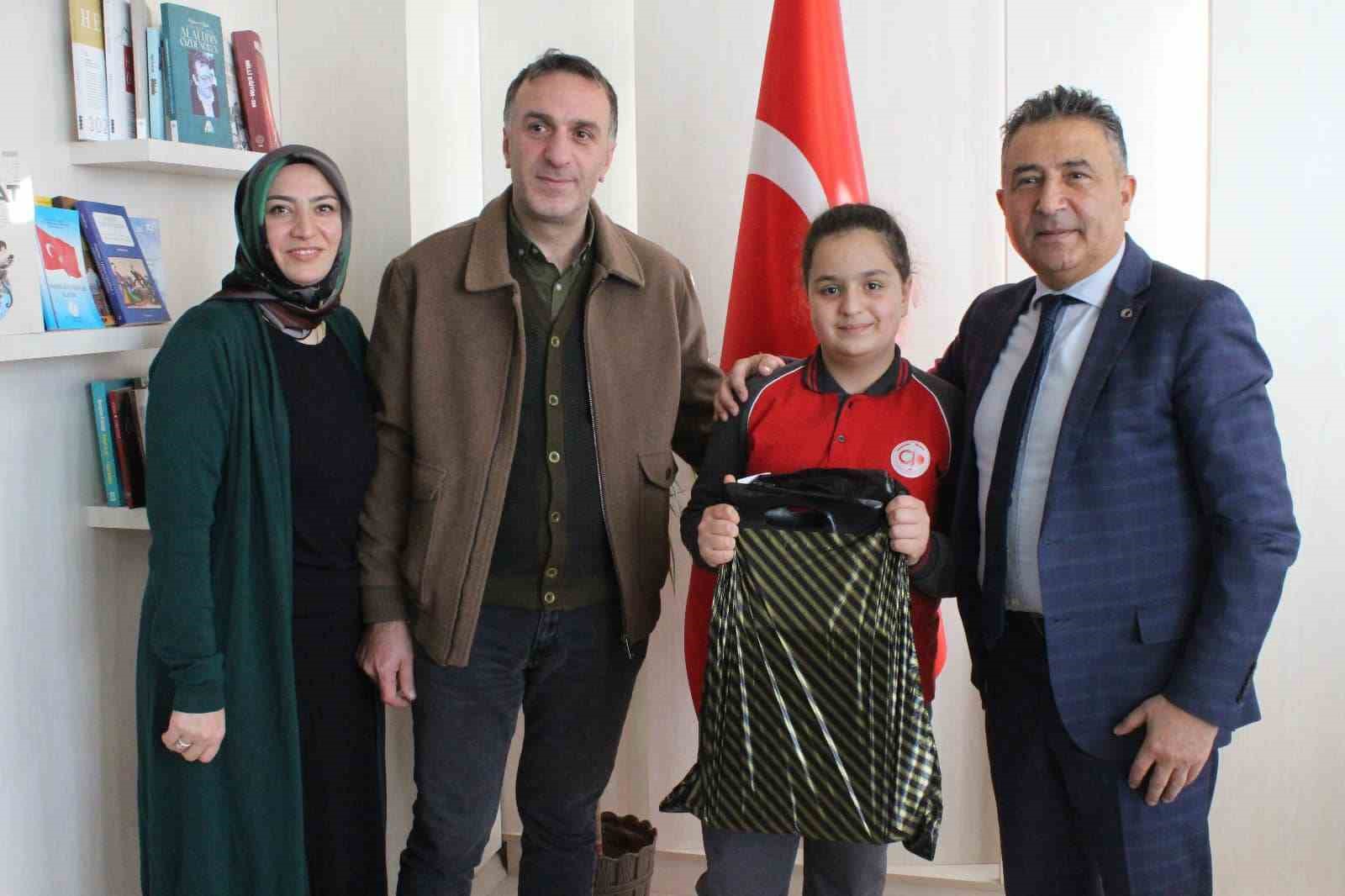 Bayburt’ta Düzenlenen İstiklal Marşı’nı Güzel Okuma Yarışmasında Dereceye Giren Öğrenciler Ödüllendirildi