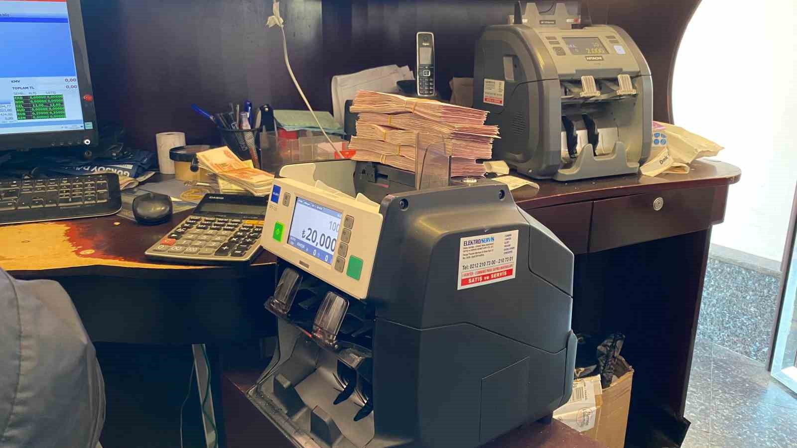 Artvin’de Dürüst Vatandaş Bankadan Fazla Verilen 100 Bin Lirayı İade Etti