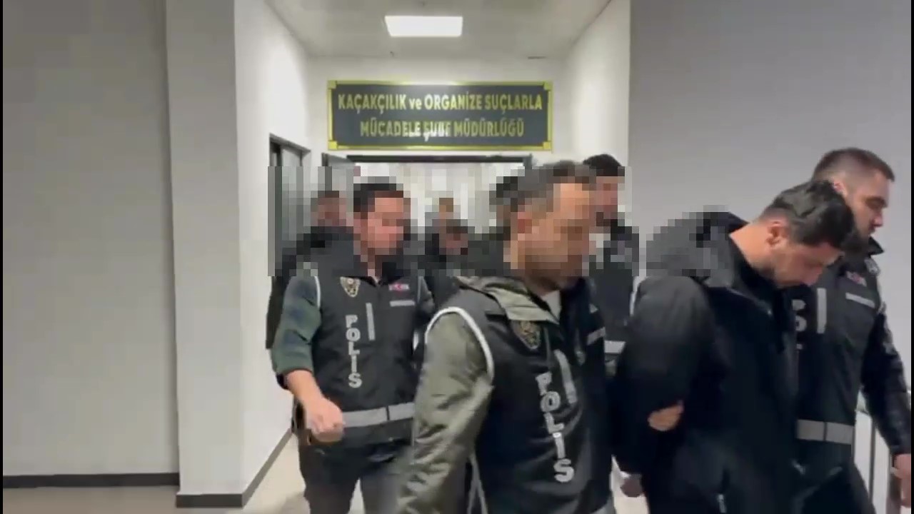Araçta Zulalanmış 17 Tabanca Ele Geçirildi, 6 Şüpheli Tutuklandı