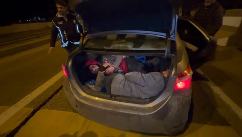 Amasya’da Otomobilden 5 Kaçak Göçmen Çıktı: 2 Göçmen Bagajda 800 Kilometre Seyahat Etti