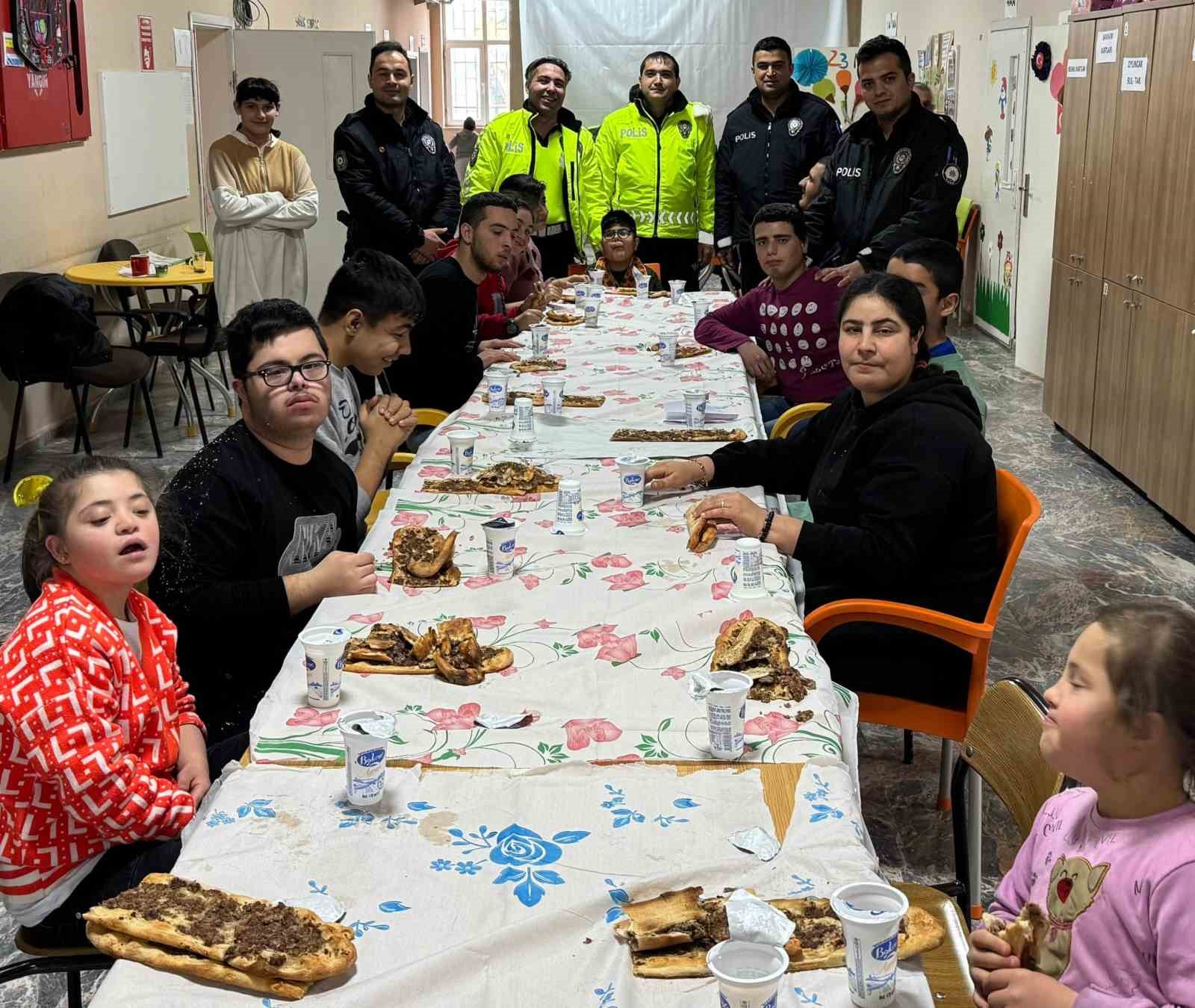Polis Ekipleri Özel Bireylerle Buluştu